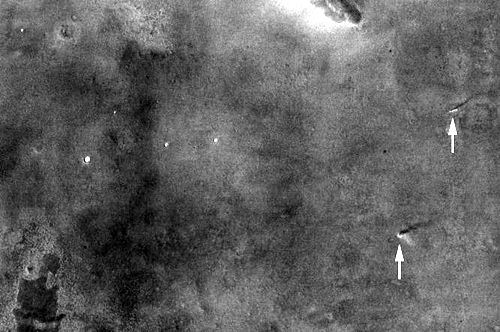 Deux tornades de poussière et leurs ombres apparaissent sur cette image de Mars Reconnaissance Orbiter. Crédit Nasa/JPL