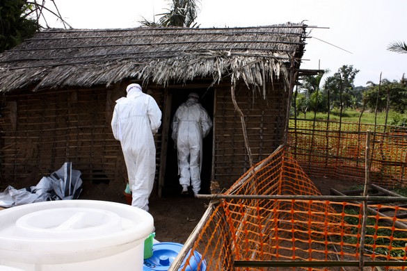 De nombreuses personnes entrées en contact avec le virus Ebola vivent dans des zones difficilement accessibles. © MSF