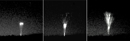Capturées du sol, à plus de 250 kilomètres de distance, ces trois images montrent un jet, sorte d'éclair ascendant, grimpant depuis le sommet d'un cumulonimbus jusque vers l'ionosphère. © Steven Cummer