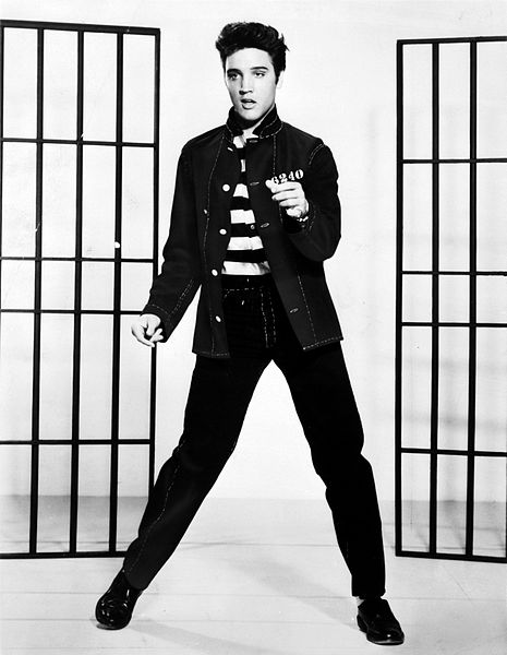 Elvis Presley, l'une des voix les plus célèbres du rock, est décédé&nbsp;en 1977 à l'âge de 42 ans à cause, on le&nbsp;suppose, d'une arythmie cardiaque. Comme 137 rockeurs de ces 50 dernières années, il est mort prématurément. La faute à sa carrière solo ?&nbsp;© MGM, Wikipédia, DP