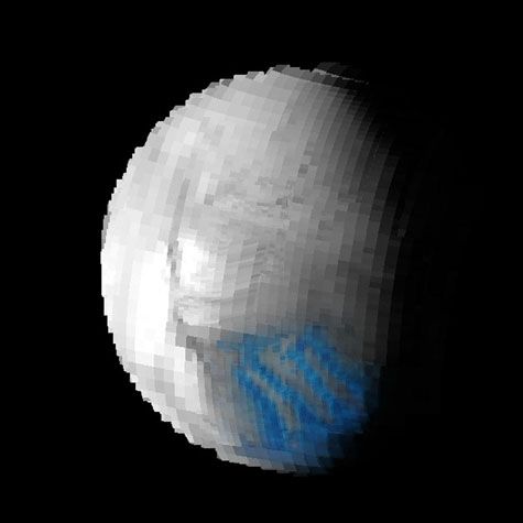 La glace, qui apparaît ici en bleu sur cette photo prise par Cassini en juillet 2005, est située exactement au niveau des rayures de tigre. Crédit Nasa