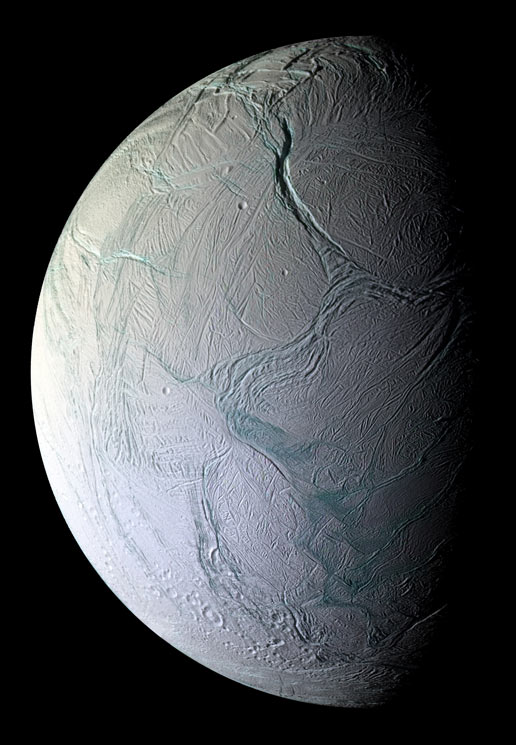 Sur cette image d'Encelade, les grandes failles sont nettement visibles. Nous sommes en octobre 2008, Cassini vient de frôler la lune de Saturne à 25 kilomètres d'altitude et s'en éloigne. Les 28 photographies composant cette image ont été prises à des distances comprises entre 30.000 et 48.000 kilomètres. Le niveau de détail moyen est de 196 mètres par pixel. © NASA/JPL/Space Science Institute