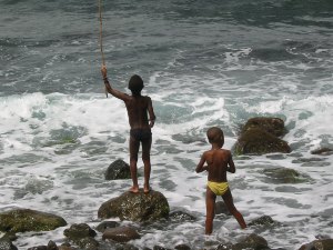 Environ 40% de la population mondiale vit au bord de l'océan, comme ces deux enfants de Santo Antao, dans l'archipel du Cap-Vert.  © Christine Burnichon/Futura-Sciences