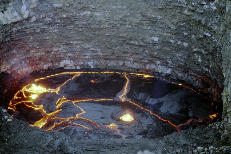 La chaîne de volcans d'Erta Ale abrite plusieurs lacs de lave en surface. © Hervé Sthioul, CC by-sa 3.0
