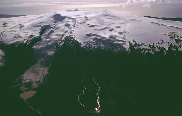 Le volcan Eyjafjöll est un volcan actif d’Islande. Début 2010, une augmentation de l’activité sismique dans la région qui entoure le volcan, au voisinage du glacier Eyjafjallajökull, présageait une possible éruption. Elle s’est effectivement produite peu avant minuit, le 20 mars 2010. La précédente éruption connue s’est déroulée du 19 décembre 1821 au 1er janvier 1823. © Global Volcanism Program