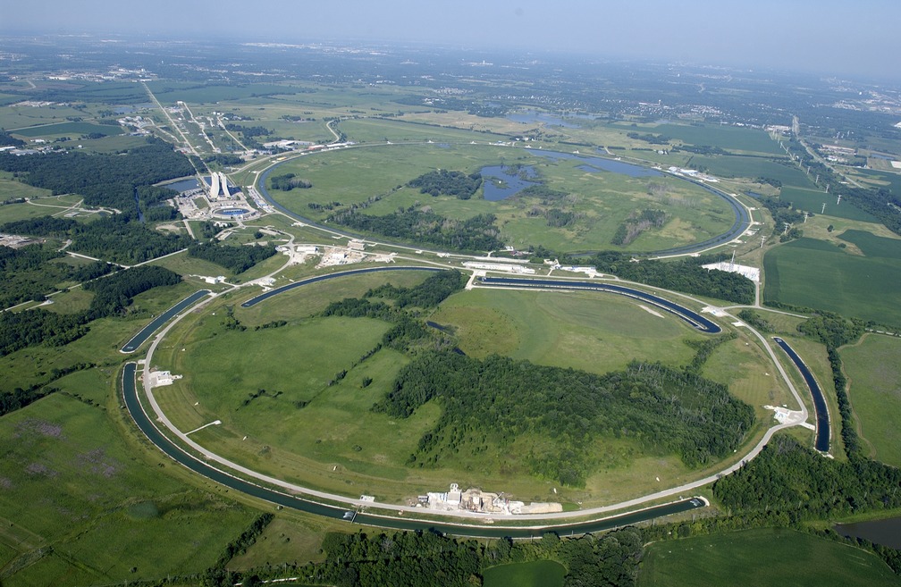 Vue aérienne du Fermilab, avec le Tevatron. Crédit : Fermilab