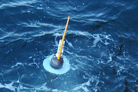 Une balise Argo en surface, prête à transmettre ses données aux satellites. © 2004 Sabrina Speich/Argo Information Centre