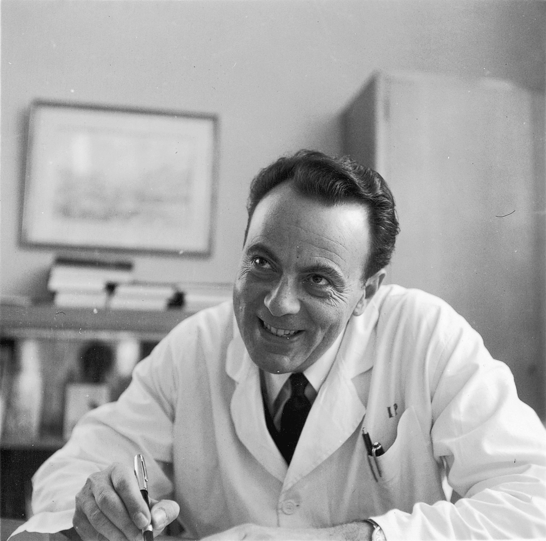 François Jacob en 1965, à l'époque de son prix Nobel avec Lwoff et Monod. © Institut Pasteur