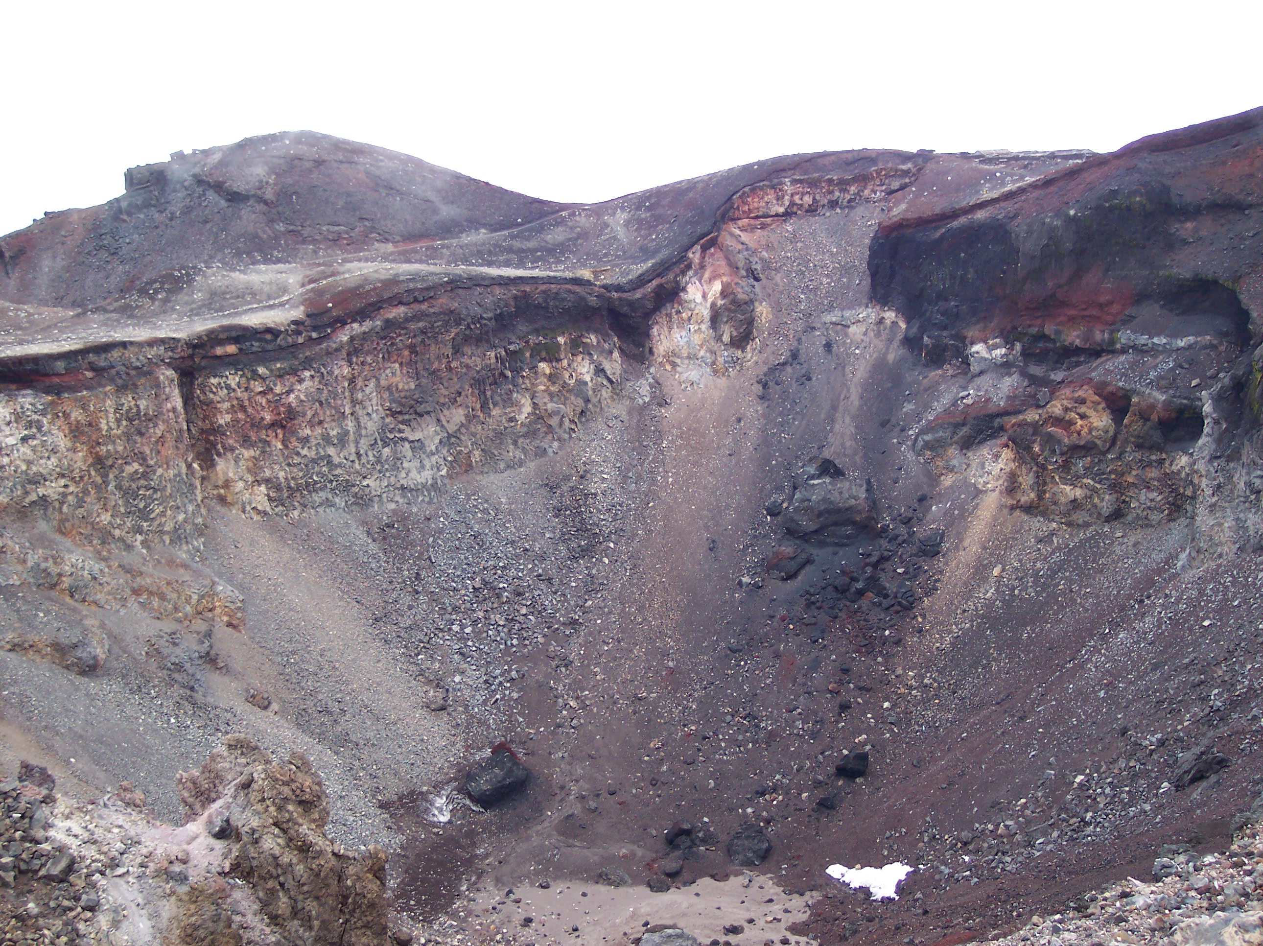 Une vue de l'intérieur du cratère principal du mont Fuji. C'est un stratovolcan toujours considéré comme actif puisque sa dernière éruption date de 1707. © Wikipédia-Nicky Pallas de Mamaroneck