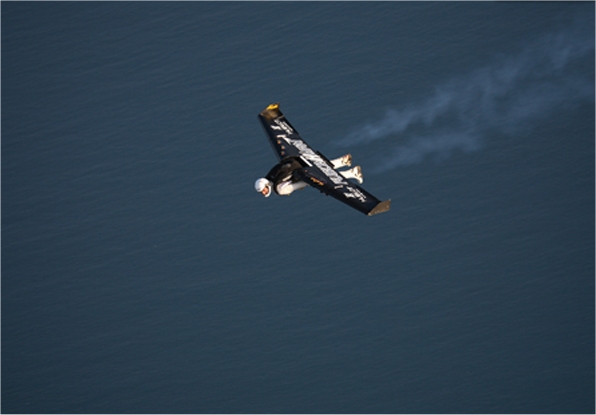 Yves Rossy, ailes déployées. La vitesse peut varier de 80 à 200 km/h. © Y. Rossy
