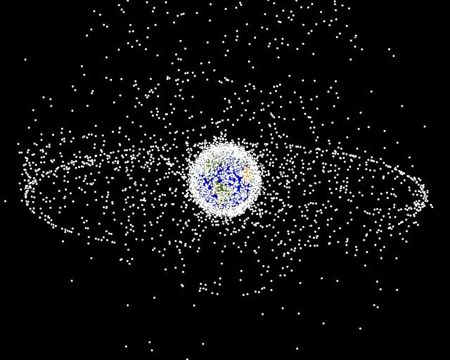 Cette vue équatoriale montre à la fois les satellites de l'orbite géostationnaire, mais aussi ceux qui s'en écartent (notamment les satellites russes sur orbite très elliptique de 12 heures). Nasa 2007.