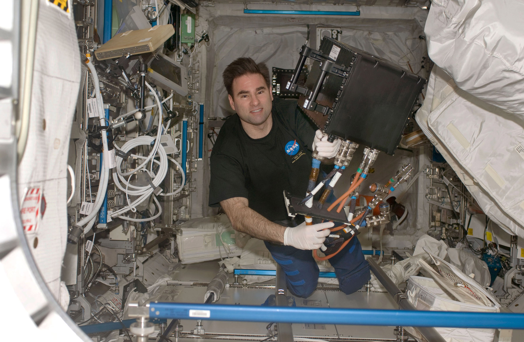 L'astronaute américain Greg Chamitoff installant Geoflow I dans le module Columbus lors de la première mission en Octobre 2008. Cette expérience avait pour objectif d'étudier la physique des fluides dans le noyau liquide de la Terre. © Nasa