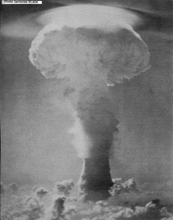 Le champignon atomique résultant de l'explosion du test Gerboise bleue, le 13 février 1962, dans le désert du Sahara, au sud-ouest de l'Algérie. © Aven