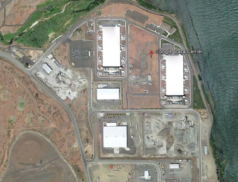 Les bâtiments abritant les serveurs de Google à The Dalles, dans l'Oregon. Les données semblant comme vaporisées dans le cloud se trouvent enregistrées quelque part sur un serveur. Il semble qu'un mauvais voisinage fortuit puisse être risqué... © image Google Earth