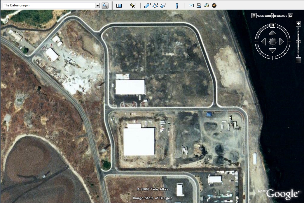 Les bâtiments abritant les serveurs de Google à The Dalles, dans l'Oregon, sur des terrains où il reste manifestement de la place (image Google Earth).