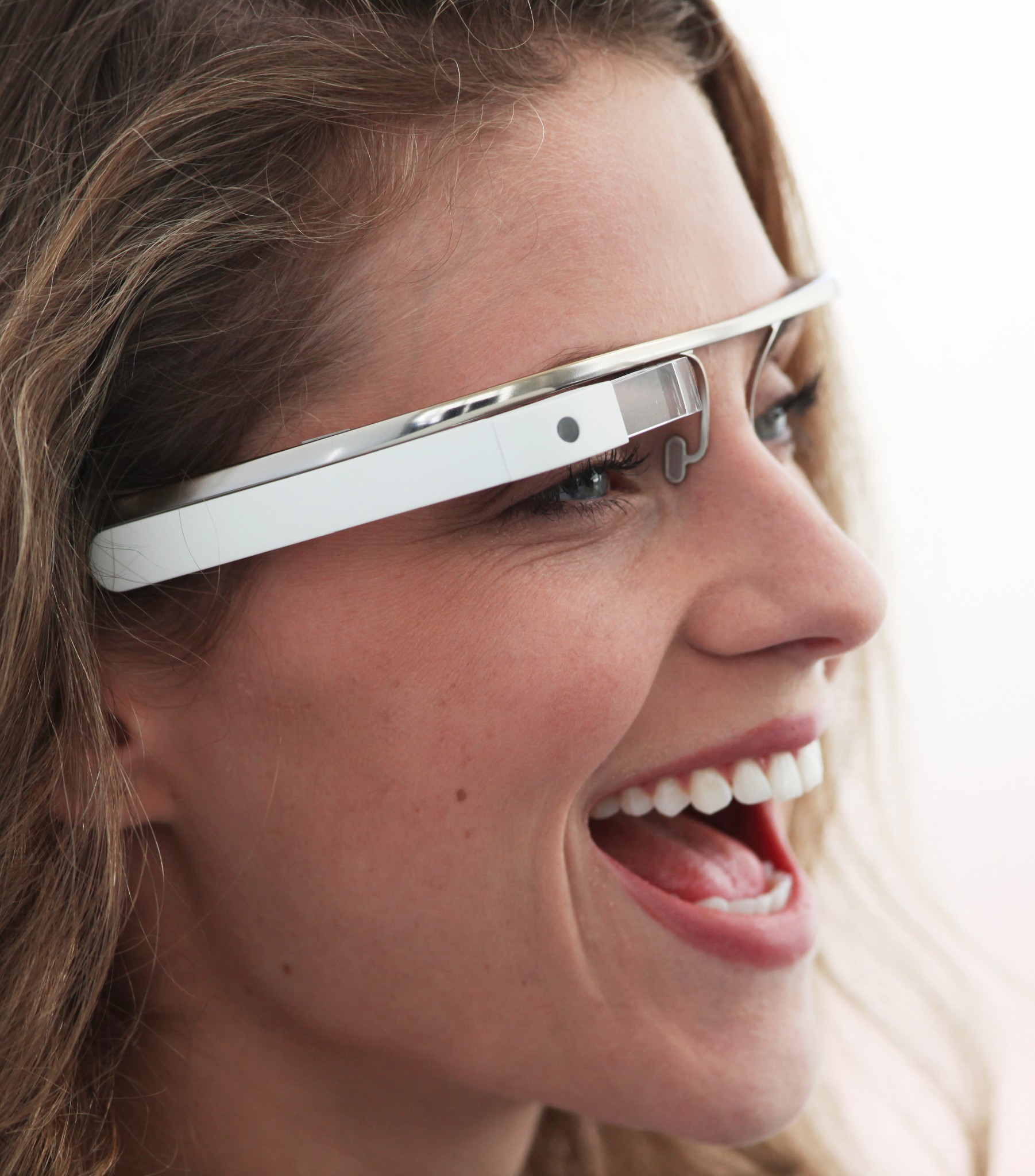 Les Google Glass, prototypes au même titre que l'iWatch (la montre connectée d'Apple), préfigurent-elles l'usage futur de la connexion à Internet ? © Google, Project Glass