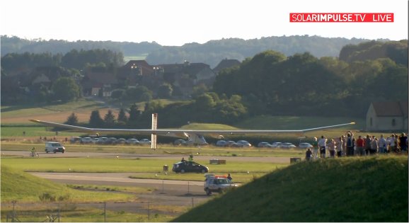 L'atterrissage du HB-SIA à Payerne, le 3 juillet à 19 h 42, devant des centaines de spectateurs. © Solar Impulse