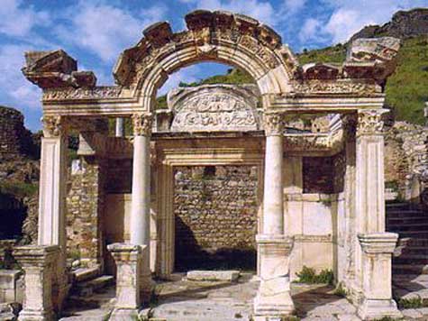 Le Temple d’Hadrien. Source Commons