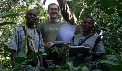 Hamidu, Andrew Marshall et Exaud dans la forêt tanzanienne. © Université de York