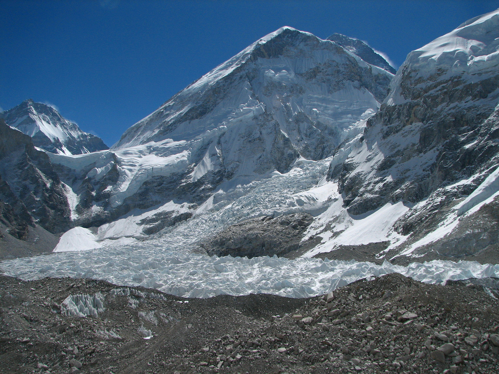Le glacier de la vallée de Khumbu, au pied du mont Everest (à l'arrière-plan), est loin des querelles d'experts. Sa surface n'en a pas moins diminué de 5% entre 1962 et 2005 (Bolch T., Buchroithner M., Pieczonka T., Kunert A., Journal of Glaciology2008, vol. 54, no187, pp. 592-600). © mckaysavage / Flickr - Licence Creative Commons (by-nc-sa 2.0)