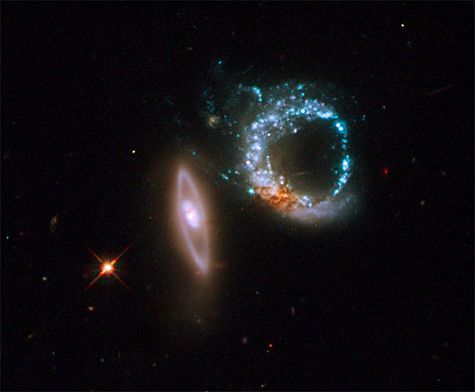 Une des dernières images de Hubble : Arp 147, un ensemble de deux galaxies en collision à 400 millions de km, vues par la caméra à large champ. Crédit Nasa