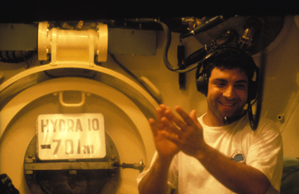 En 1992, Théo Mavrostomos, enfermé dans un caisson, atteint 701 mètres en plongée simulée, démontrant que des hommes peuvent travailler jusqu’à cette profondeur sans l’aide d’un sous-marin ou d’un bathyscaphe. © Comex