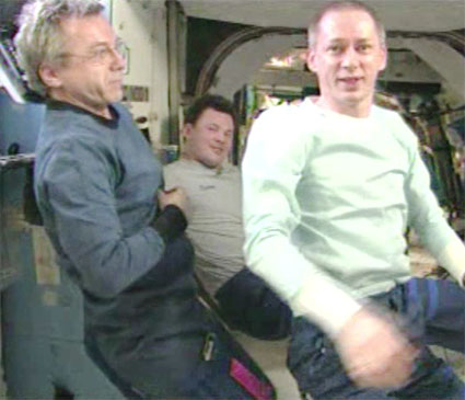 L'Expédition 21, photographiée dans l'ISS peu avant le retour sur Terre. De gauche à droite, le Canadien Robert Thirsk, le Russe Roman Romanenko et le Belge Frank De Winne. © Nasa TV