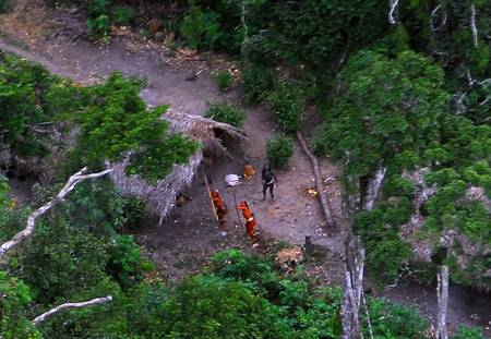 Une tribu indienne isolée découverte en 2008 en Amazonie, qui n'entretient aucun contact avec notre civilisation. Un cas aujourd'hui rarissime, au point que l'on renonce en général à nouer le contact car il conduit le plus souvent à la disparition de la tribu. © FUNAI