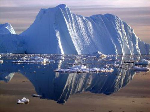 Un iceberg détaché suite à la fonte du glacier Jacobshavn en 2005. Crédit Université du Colorado
