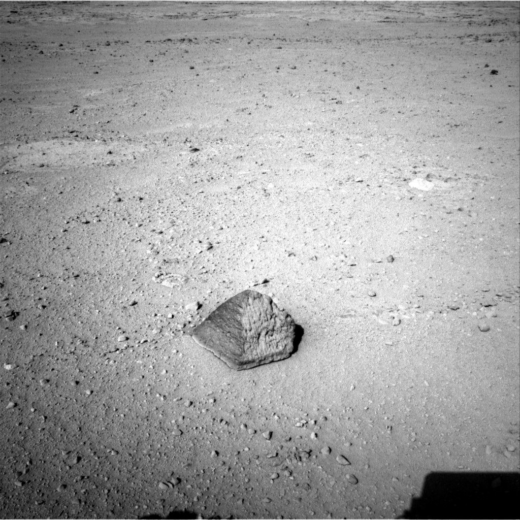En route vers Glenelg, Curiosity a croisé cette roche en forme de pyramide. Baptisée Jake Matijevic, elle est en cours d'analyse.&nbsp;© Nasa/JPL-Caltech