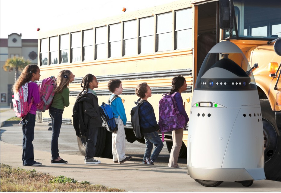 Un robot K5 surveillant des élèves prenant leur bus scolaire. Grâce à son système de reconnaissance faciale, il pourrait s’assurer de la présence de chaque enfant à l’arrivée et au départ, et déclencher une alerte en cas de problème. Terminée l’école buissonnière ! © Knightscope