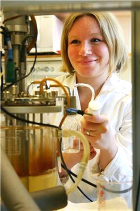 Karin Willquist, doctorante en microbiologie, a étudié dans le cadre de sa thèse la physiologie d’une bactérie qui attire l’attention des chercheurs. Celle-ci est en effet capable de produire deux fois plus de dihydrogène que toutes autres bactéries. © Université de Lund