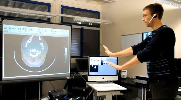 Loin de l'écran, et avec les mains, le médecin peut tourner la radiographie ou zoomer à l'envi, à la manière de l'interface développée par Evoluce pour Windows 7. © Équipe Virtopsy/Université de Berne