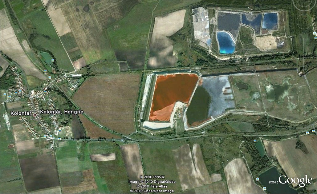 La commune de Kolontar, en Hongrie, vue par Google Earth. On remarque les bassins à droite. La commune de Devecser, menacée par une nouvelle inondation toxique, se trouve un peu plus loin au nord-ouest.