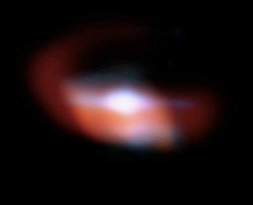 Sur cette image infrarouge, on peut observer le disque de poussière entourant l’étoile en fin de vie L2 Puppis. Cette étoile nous montre une partie de ce qui attend notre Soleil. © Pierre Cavalla et al., Eso, observatoire de Paris