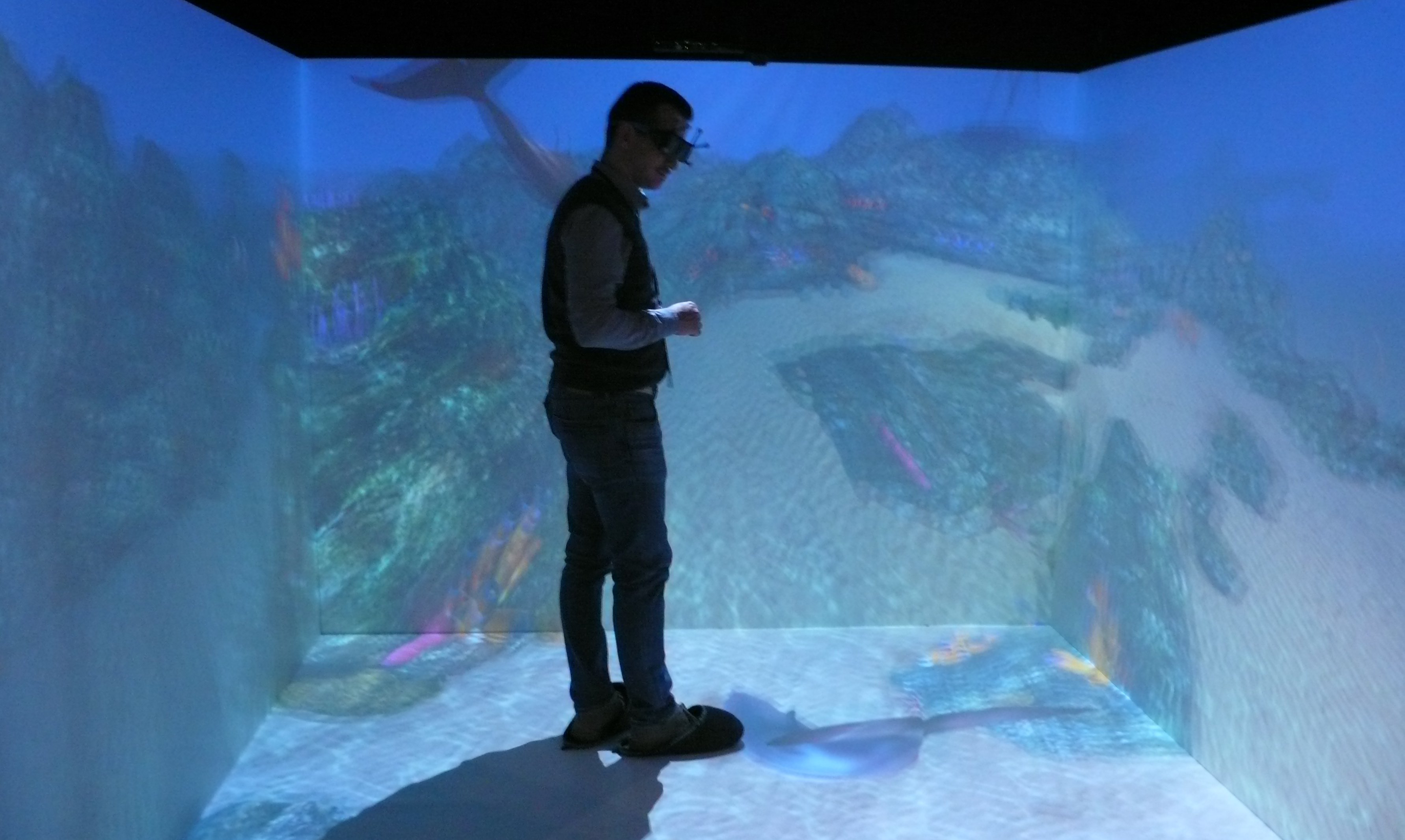 Une salle immersive, ou Cave (Cave Automatic Virtual Environment, ici un modèle présenté par Eon Reality). Le monde virtuel devient presque réel... © Futura-Sciences, Jean-Luc Goudet