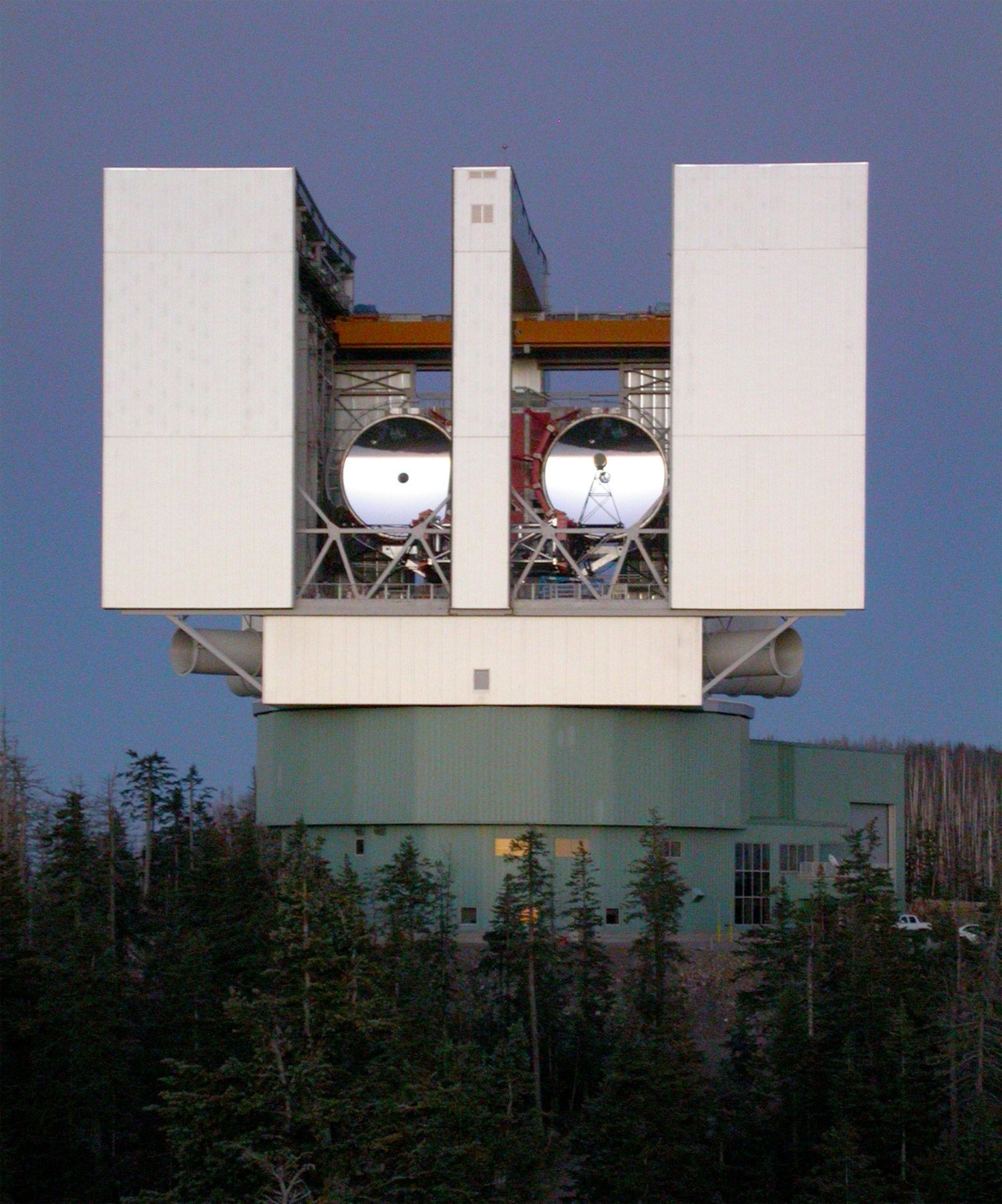 Les deux miroirs de 8,4 mètres donnent aujourd'hui au LBT les performances d'un télescope de près de 12 mètres de diamètre. Lorsqu'il fonctionnera en mode interférométrie, sa résolution atteindra celle d'un télescope de 22,8 m. Il fournira alors des images dix fois plus fines que celles réalisées par le télescope spatial Hubble. © Large Binocular Telescope Corporation