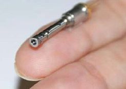 Un laser si petit qu'il tient sur le bout d'un doigt, au petit appétit, se contentant de 2 volts et reposant sur des phénomènes quantiques. © Nikkei Electronics
