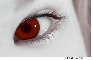 Attention les yeux : les lentilles cosmétiques, ou décoratives, agressent la cornée. © Klikk/Fotolia