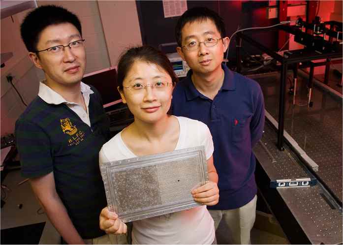 La super lentille acoustique portée par Shu Zhang (doctorante), avec Nicholas X. Fang, à gauche, et, à droite, Leilei Yin, spécialiste de microscopie au Beckman Institute. © L. Brian Stauffer