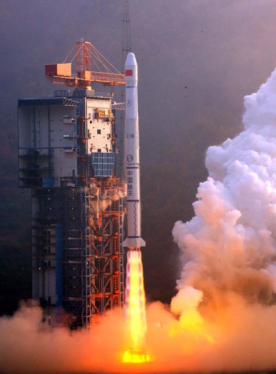 Une fusée Longue Marche 3 au décollage. Ce type de lanceur a permis la mise en orbite des satellites de Beidou, le GPS chinois qui vient d'entrer en service commercial.&nbsp;© Xinhua