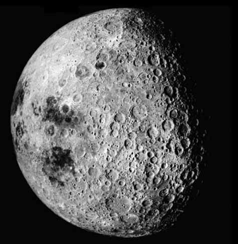 La face cachée de la Lune, vue par les astronautes de la mission Apollo 16. Crédit Nasa