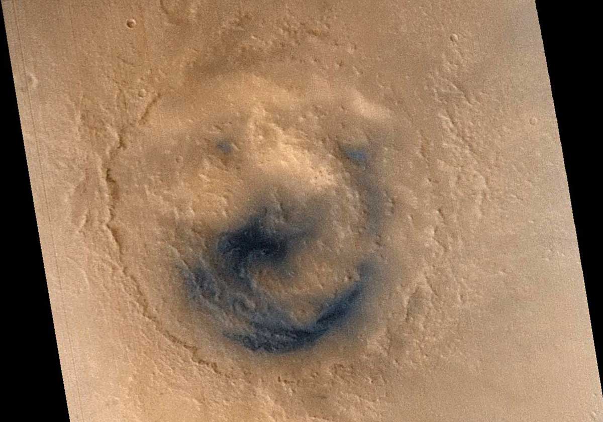 Le cratère Lyot, vu en 2004 par la caméra Hirise de Mars Reconnaissance Orbiter. Crédit Nasa