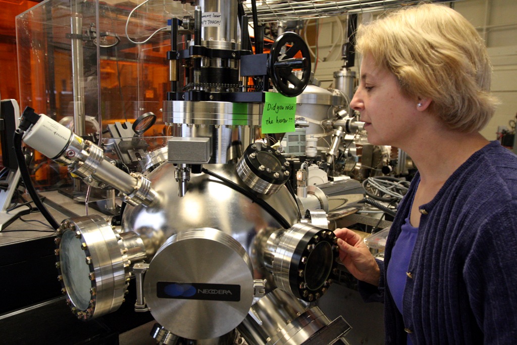 Caroline Ross au MIT, l'un des chercheurs à l'origine de la nouvelle diode optique. © Allegra Boverman