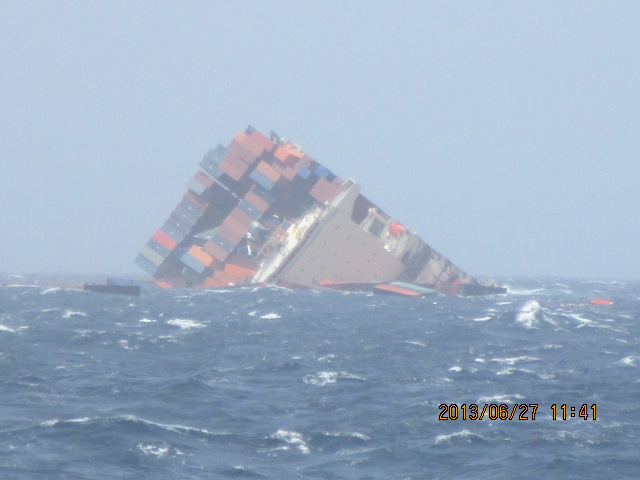 En sombrant, la partie arrière du MOL Comfort a perdu de nombreux conteneurs. S'ils flottent, ils vont constituer un danger supplémentaire pour les autres navires circulant dans l'océan Indien. © GCaptain