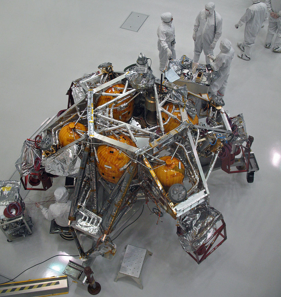 La grue aéroportée par huit&nbsp;réacteurs à l'hydrazine,&nbsp;qui descendra le rover Curiosity à l'aide de trois&nbsp;sangles de 7,5 m de longueur.&nbsp;© Nasa