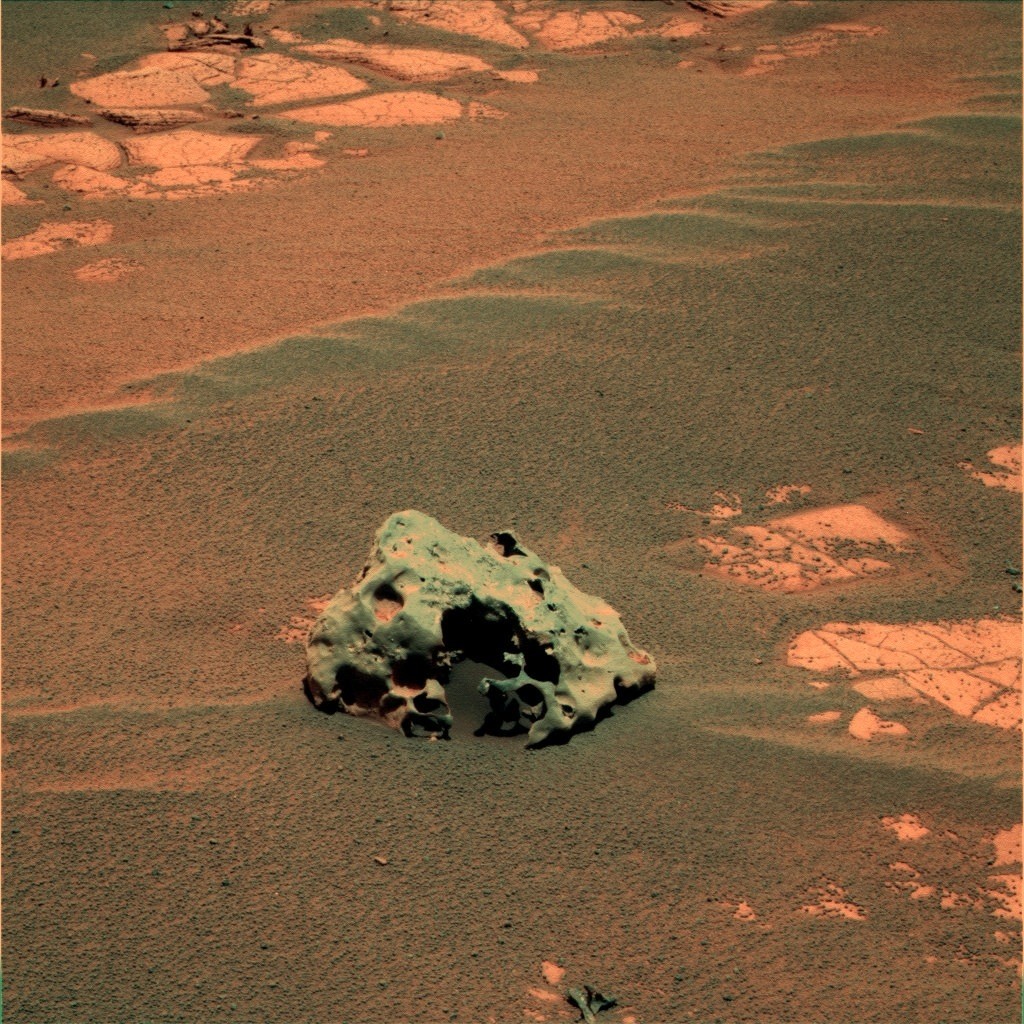 Mackinac, dernière météorite découverte par Opportunity sur Mars. Crédits : Nasa / JPL / couleur D. Bouic

