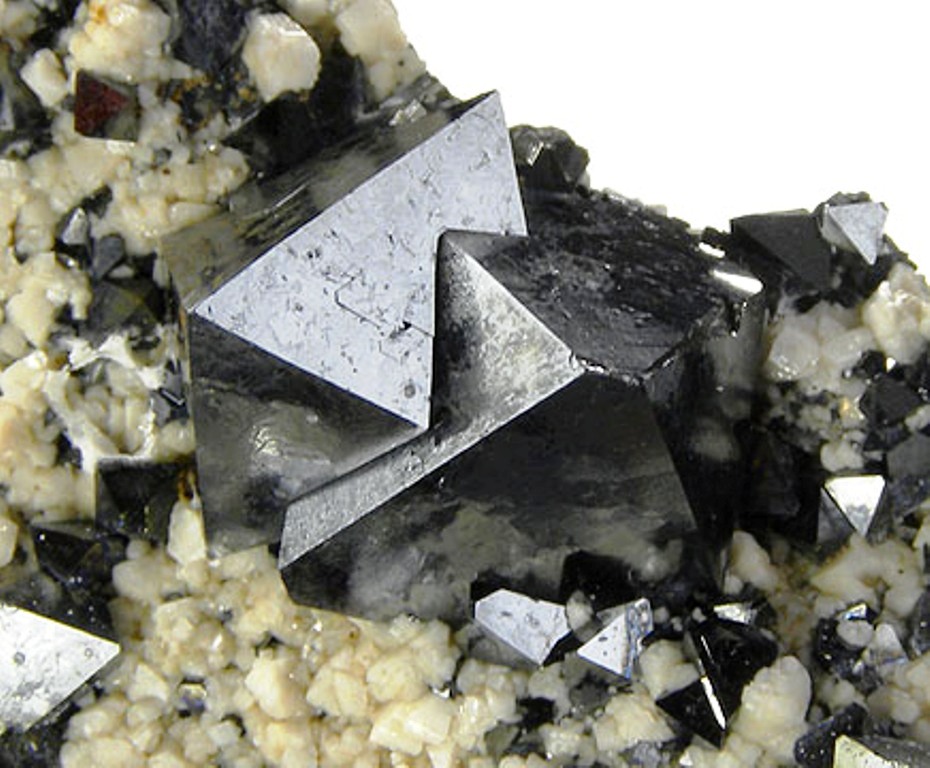 Des cristaux octaédriques de magnétite trouvés dans la région de Potosí, au sud de la Bolivie. © Rob Lavinsky-wikipédia