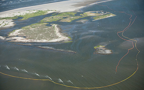 Les barrières flottantes mises en place pour protéger une réserve naturelle, le Breton National Wildlife Refuge. © BP p.l.c