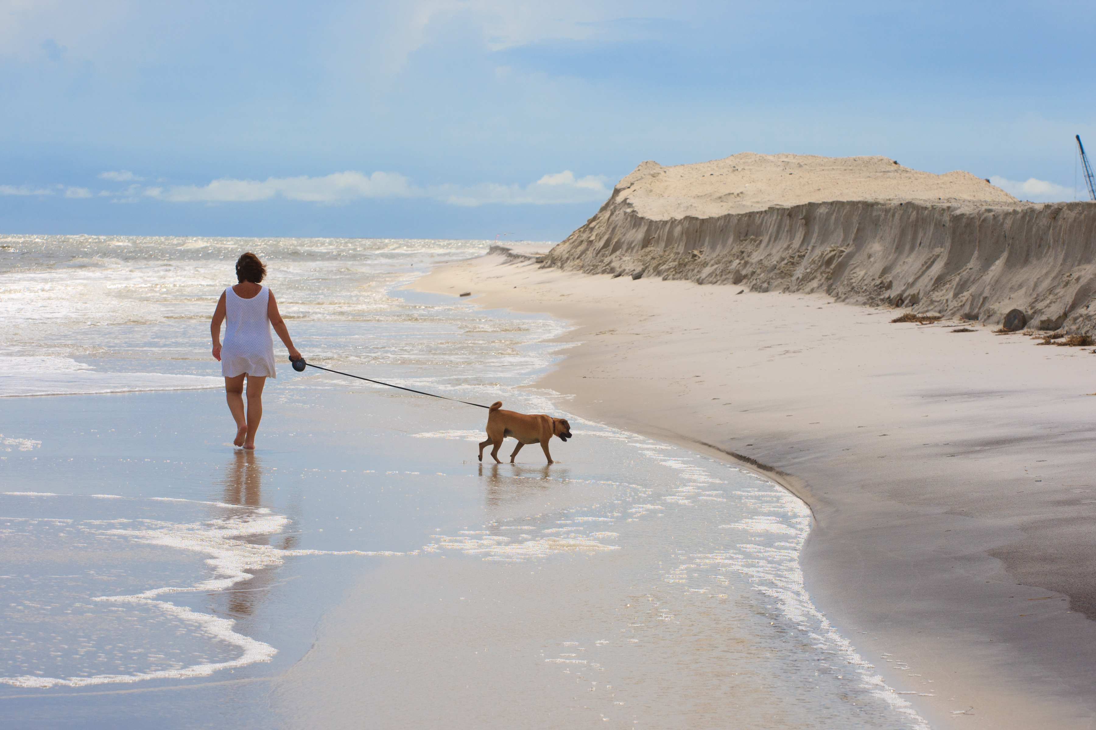 La plage de Dauphin Island, sur les côtes de l'Alabama, le 5 juillet 2010, protégée du pétrole par une digue de sable (à droite). © BP